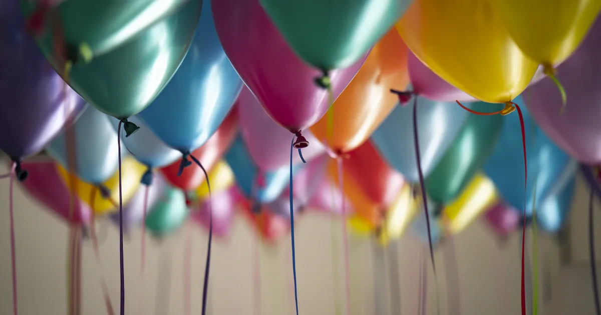 Bunte Luftballons als Dekoration fuer einen Kindergeburtstag