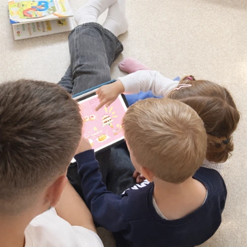Zwei Kinder mit Tablet unterwegs
